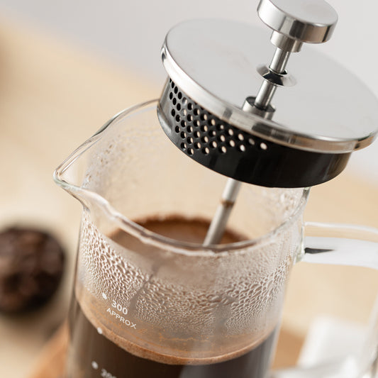 CAFEDE KONA French Press lid and plunger close-up. Stainless steel filter for smooth coffee. #CoffeeTools #BrewingCoffee #FrenchPressDesign