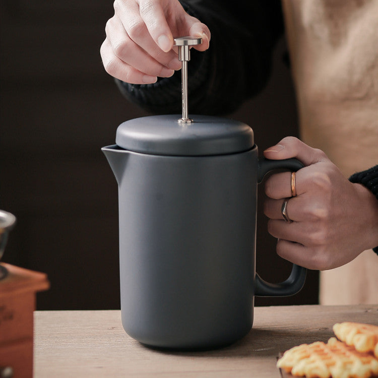 Brewing coffee with a ceramic French press plunger action